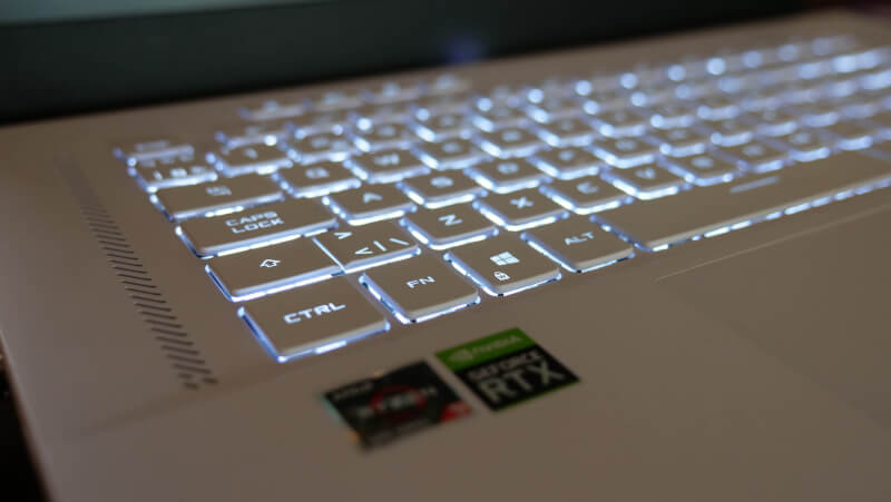 tastatur lys Zephyrus gaming laptop ASUS ROG.jpg
